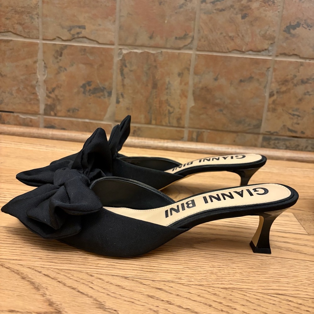 Gianni Bini Black Bow Kitten Heels - Picture 2 of 7